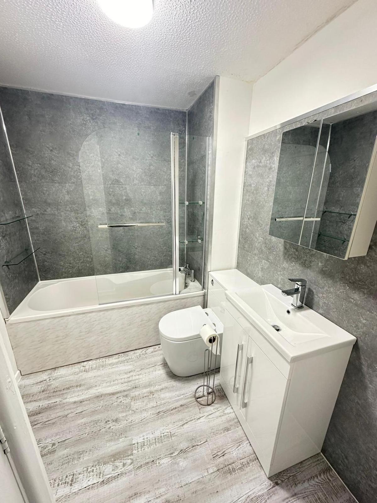 Lovely 2 Dbl Bed Apartment Near Heaton Park And North Manchester Hospital With Parking Buitenkant foto